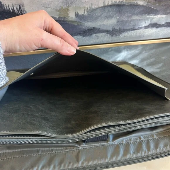 Classic Cream and Green Leather Briefcase - Picture 12 of 15